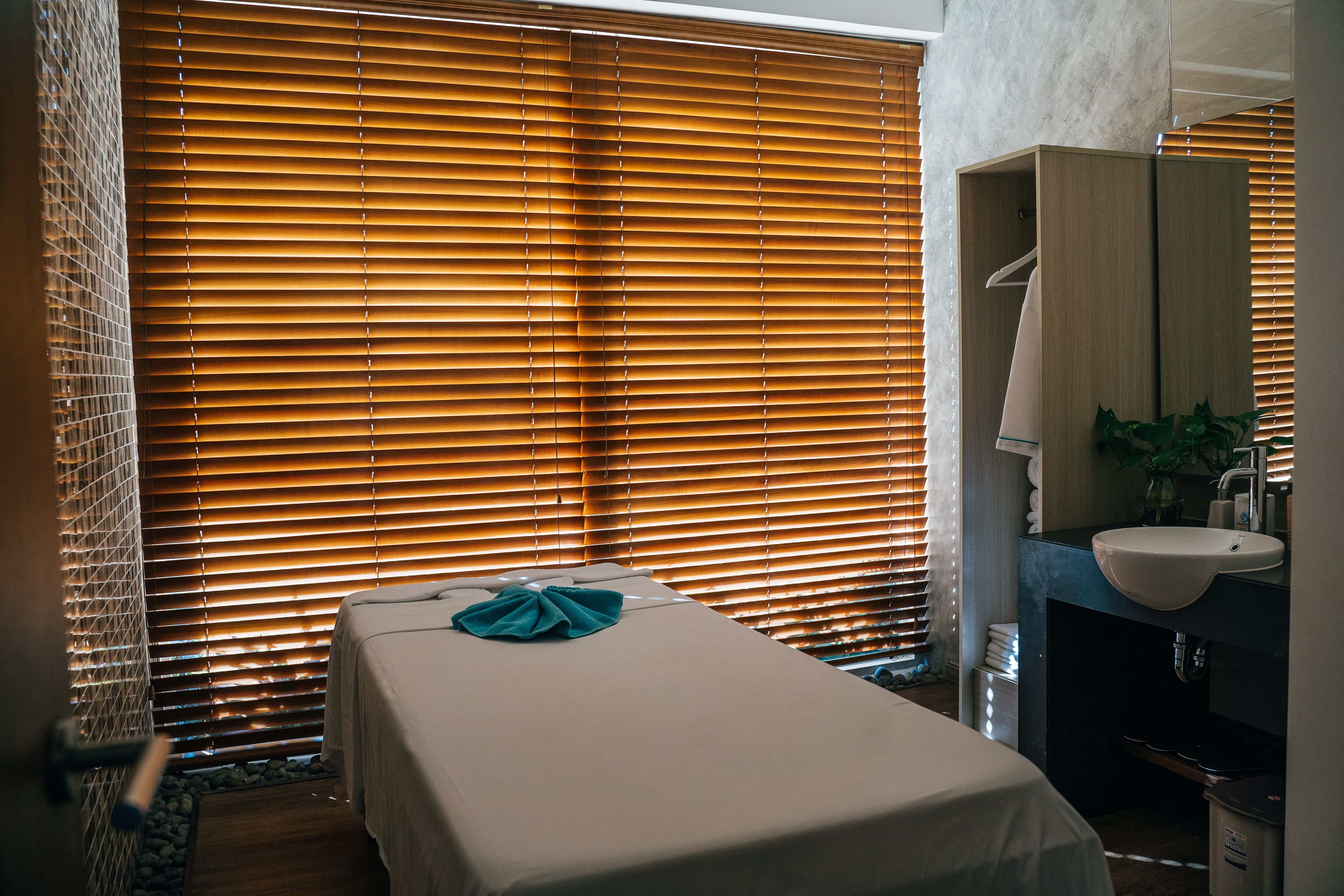 Minimal aesthetic clinic treatment room